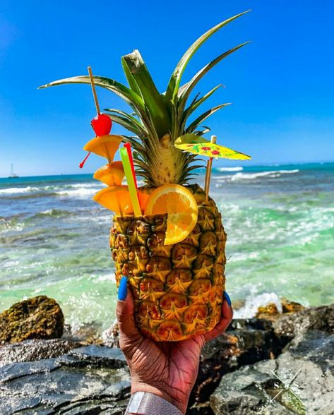 Pineapple Cup Drinks, Luau Aesthetic, Fruit Creations, Beach Drinks, Hot And Sour Soup, Candy Drinks, Drink Photo, Fancy Drinks, Juice Bar