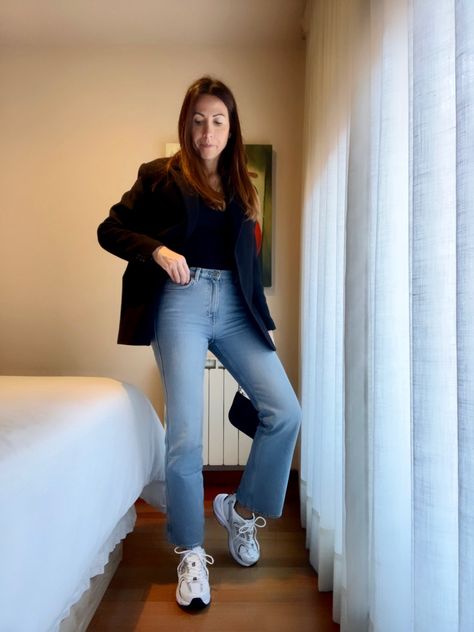 Straight jeans in light blue, sneakers new balance 530 and wool blazer/coat from &others Stories Blue Sneakers Outfit, Light Blue Sneakers, Straight Jeans Outfit, Nb Shoes, Straight Leg Jeans Outfits, Sneakers New Balance, Sneaker Outfits Women, Light Denim Jeans, Everyday Clothes