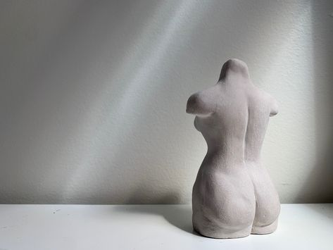 Clay Woman Body Sculpture, Clay Body Sculpture, Diy Clay Sculpture, Sculpture Greek, Woman Statue, Female Torso, How To Make Clay, Clay Figurine, Greek Style