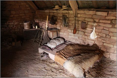 medieval mattress | Peasants bed | Ben Salter | Flickr Peasant Aesthetic, Medieval Bed, Medieval Bedroom, Medieval Peasant, Viking Village, Medieval Houses, Sleep On The Floor, Living Off The Land, Cottage Bedroom