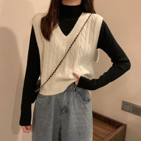 Over Sized Vest Outfits, Winter Daily Outfits Casual, Jeans Shirt Cardigan Outfit, Outfit Ideas Covered Up, Sweater Vest And Turtleneck, Vest Winter Outfits For Women, Korean Cardigan Style, Winter Outfits Turtleneck, Sweater And Shirt Layering