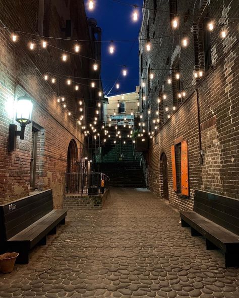 Visit Savannah on Instagram: “A starry, starry night on River Street. 🌠 #VisitSavannah [📸: @kcharlesross]⁣ .⁣ .⁣ .⁣ #savannah #savannahgeorgia #savannahga #riverstreet…” Savannah Georgia River Street, River Street Savannah Ga, Savannah River Street, Savanna Georgia, Savannah Beach, Starry Starry Night, Paris Markets, Visit Savannah, Downtown Savannah