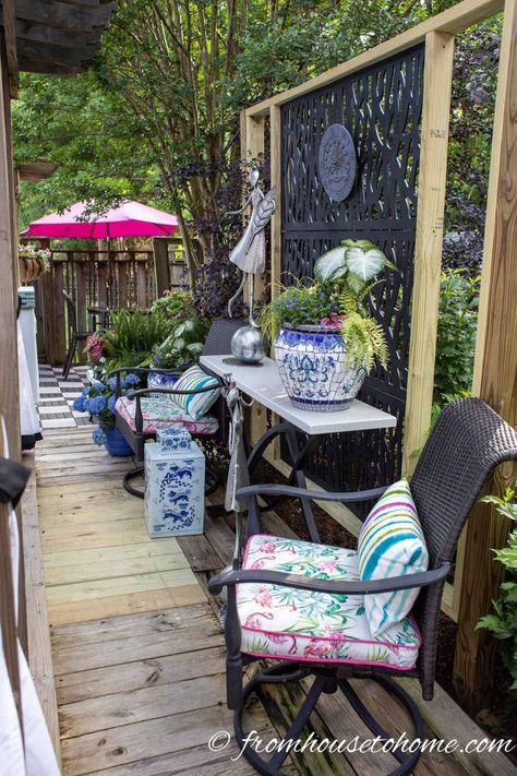 The back part of this deck is so pretty. I love the privacy screen that makes it feel like a secret garden. | Gardening | The Best Of From House To Home Black And White Curtains, Diy Glam Decor, Outdoor Bar And Grill, Vertical Herb Gardens, Diy Pouf, Garden Patios, Beach Chic Decor, Side Ideas, Palm Beach Decor