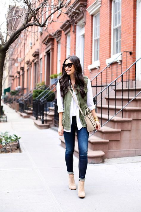 Military vest. Green Vest Outfit, Kat Jamieson, Army Green Vest, Vest Outfit, Outfits 2016, Plaid Outfits, Green Vest, Transition Outfits, Outfit Jeans