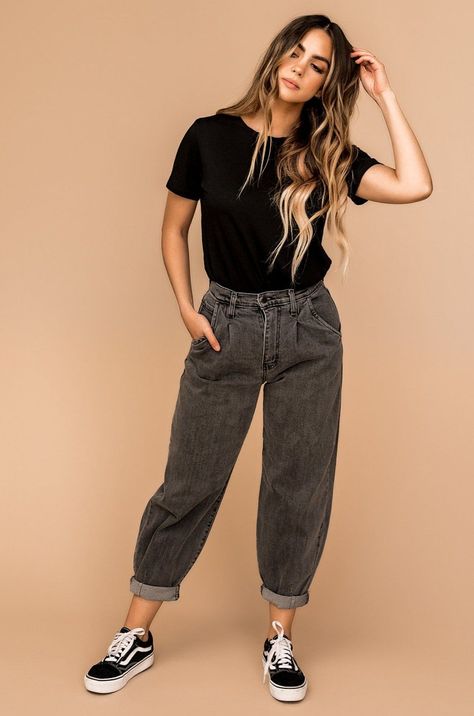 d82118376df344b0010f53909b961db3 Black Mom Jeans Outfit, Moms Jeans, Mom Jeans Outfit Summer, Mom Jeans Style, Look Jean, Mom Jeans Outfit, Black Mom Jeans, Western Wear Outfits, Boyfriend Jean