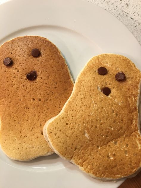 Spooky Season Food Ideas, Fun Pancake Shapes, Ghost Pancakes, Spooky Meals, Halloween Food Ideas For Dinner, Breakfast Halloween, Food Ideas For Dinner, Halloween Pancakes, Shaped Pancakes