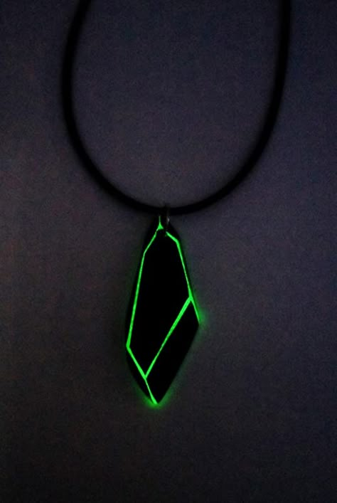 Cool Necklace Pendants, Cool Pendants, Futuristic Accessories, Glow In The Dark Necklace, Futuristic Jewelry, Dark Necklace, Cool Rings For Men, Futuristic Tech, Galaxy Necklace