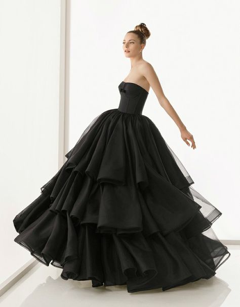 So apparently black wedding dresses are the thing this fall according to Vera Wang.... I am not sure if I like this??? I love black but not for a wedding dress I don't think...verdicts still out Halloween Wedding Dresses, Fab Frocks, Black Wedding Gowns, Wedding Robe, Black Gown, Black Wedding Dresses, Halloween Wedding, Gorgeous Gowns, Black Wedding