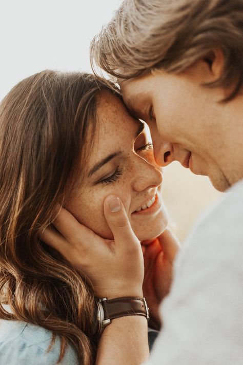 Couple Poses Close Up, Close Couple Poses, Close Up Poses For Couples, Close Up Couple Pictures, Close Up Engagement Photos, Close Up Couple Photoshoot, Couple References, Boho Couple, Short Couples