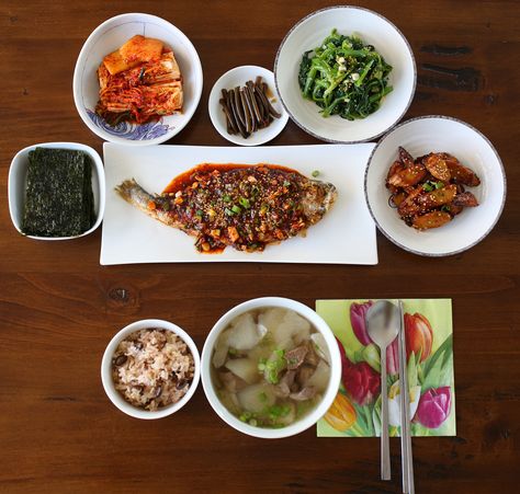 A typical Korean homestyle table setting - Maangchi.com Korean Bapsang, Dinner Table Settings, Korean Dinner, Korean Breakfast, Food Events, Healthy Dog Treat Recipes, Dog Treat Recipes, Easy Healthy Breakfast, A Typical