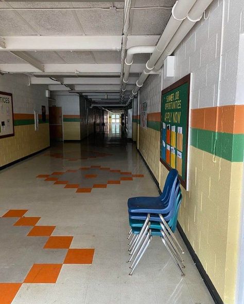 "HAWKINS HIGH SCHOOL. APRIL 26, 1986... 🎨📸🐯👽#StrangerThings4" - from Stranger Things Insider @StrangerInsider on twitter Jamie Campbell Bower Twilight, Hawkins High School, 80s Girl, Stranger Things Season 3, Stranger Things 4, Stranger Things Tv, School Reunion, Stranger Things Aesthetic, Stranger Things Season