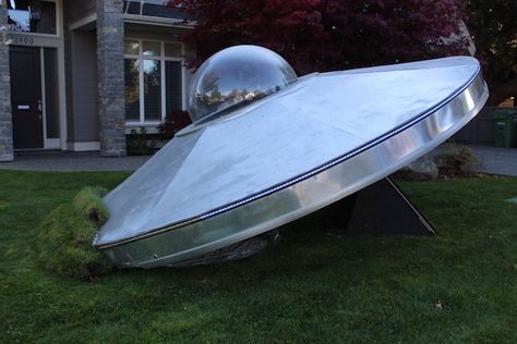 Check out this amazing front lawn UFO crash (PHOTOS) - Vancouver Is Awesome Alien Crash Site Halloween, Ufo Decorations, Alien House, Alien Halloween, Halloween Yard Art, Alien Abduction, Alien Invasion, Haunted Forest, Creepy Halloween Decorations