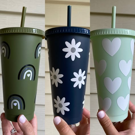 Personalized Tumbler with Straw. Rainbow, Flower, and Star Tumblers Cute Tumblers Cups, Vinyl Bottle Ideas, Reusable Cup Design, Tumbler Cups Ideas Vinyls, Vinyl Tumblers Ideas, Plastic Tumbler Vinyl Ideas, Tumbler Vinyl Ideas, Cricut Cups Ideas, Personalized Tumblers Vinyl Decals