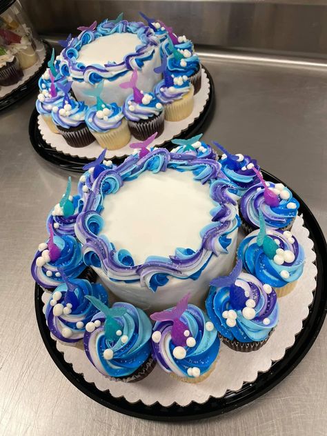 Cake Surrounded By Cupcakes, Cake With Cupcakes Around It, Party Combo Cake Ideas, Cake And Cupcake Combo, Cupcake Pull Apart Cake, Round Birthday Cakes, Pull Apart Cupcake Cake, Cake Pulls, Pull Apart Cupcakes