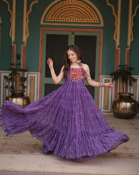 Traditional Dresses Indian, Bandhani Lehenga, Garba Dress, Cutwork Saree, Long Blouse Designs, Bandhani Print, Pakistan Dress, Georgette Gown, Navratri Dress