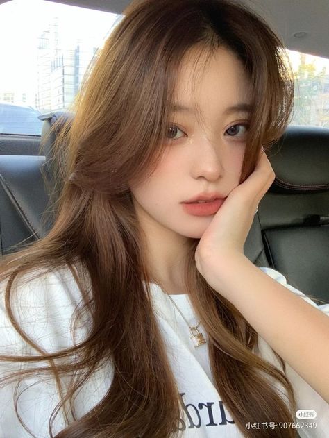 Brown Hair With Highlights Korean, Curly Hair Ulzzang, Korean Brown Hair With Highlights, Korean Girl Brown Hair, Color Hair Korean, Brown Hair Asian Girl, Honey Brown Hair Asian, Ulzzang Long Hair, Ulzzang Haircut