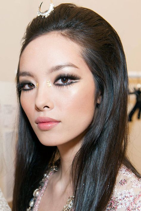 The makeup behind Chanel Resort 2015 Chanel Resort, Runway Beauty, Show Beauty, Runway Makeup, Chanel Cruise, Smoky Eyes, 2015 Hairstyles, Chanel Beauty, Chanel Makeup