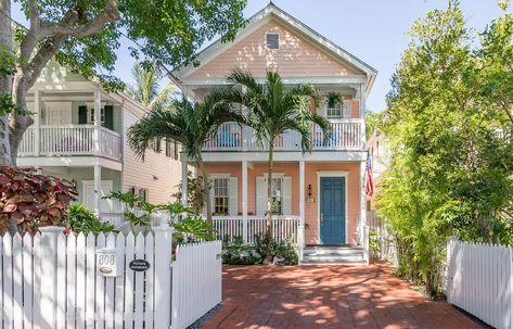 808 Shavers Ln, Key West, FL 33040 | Zillow Key West Cottage Exterior, Key West House Colors, Small Beach House Exterior, Key West Style Homes Exterior, Key West Beach House, Beachy Bungalow, 1920s Craftsman Bungalows, Key West Style Homes, Conch House