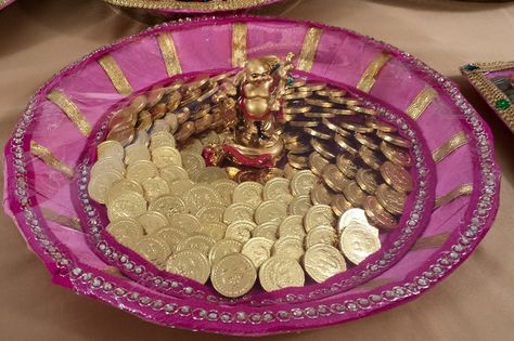 12 Gol Dhana Plate Decoration, Aarthi Plates Decoration, Coin Chocolates, Wedding Invites Diy, Wedding Dinner Plates, Aarti Thali, Indian Wedding Gifts, Thali Decoration Ideas, Bright Wedding Flowers