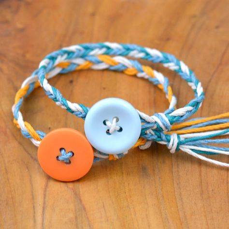 Ultra-Easy Friendship Bracelets - Happy Hour Projects Easy Friendship Bracelets, Diy Bracelets With String, Diy Friendship Bracelet, Friendship Bracelets Easy, Yarn Bracelets, Friendship Bracelets Designs, Button Bracelet, Diy Bracelets Easy, Diy Mothers Day Gifts