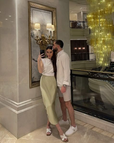 Couples Matching Outfits Date Night, Couple Outfits Matching Relationship Goals, Stylish Couple Classy, Couples Date Night Outfits, Couple Date Night Outfits, Mens Pants Fashion Casual, Couple Outfits Matching, Shorts Hair, Ootd Beach