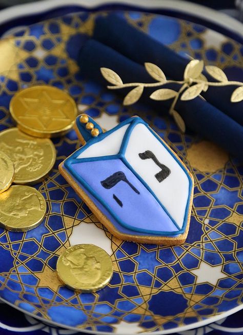 Hanukkah Meals, Fantasy Schools, Hannukah Cookies, Christmas Chocolate Desserts, Hanukkah Aesthetic, Hanukkah Table Setting, Cookies To Decorate, Divinity Candy, Hanukkah Cookies