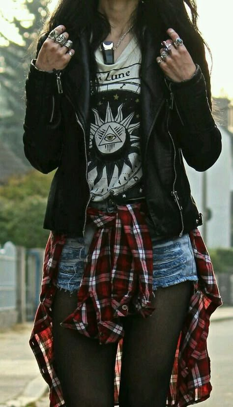 Mode Edgy, Stil Rock, Rock N Roll Fashion, Grunge Style Outfits, Zara Leather Jacket, Look Grunge, Scene Girl, Mode Tips, Fall Fashion Skirts