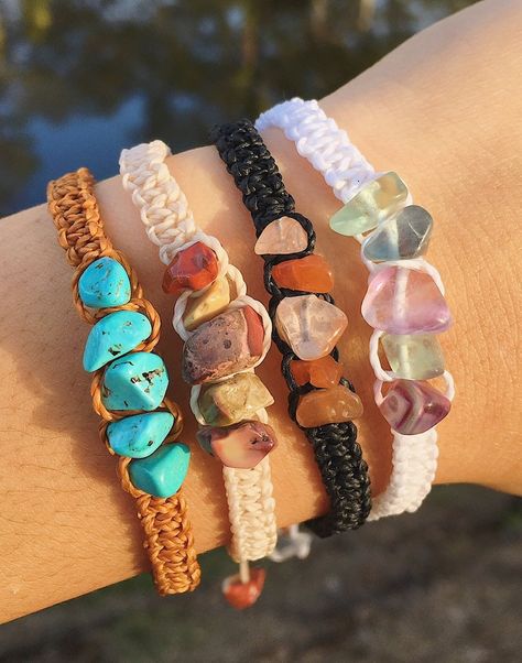 Bead Knot Bracelet, Chip Stone Bracelet, Crystal Chips Ideas, Crystal Bracelet Ideas, Bracelet Square Knot, Crochet Bracelet Patterns, Stone Chip Bracelet, Makka Pakka, Square Knot Bracelet