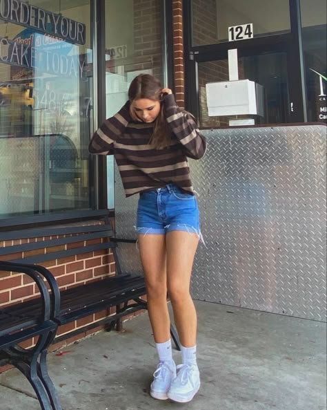 Random Style Outfit, Aesthetic Denim Shorts Outfit, Summer Outfit Inspo Casual Street Styles, Summer Outfits For 20 Year Olds, Aesthetic Jean Shorts Outfit, Salted Granola Summer Outfits, Outfit Ideas 90s Style Summer, Summer Clothes Midsize, Casual Cute Outfits Summer Simple