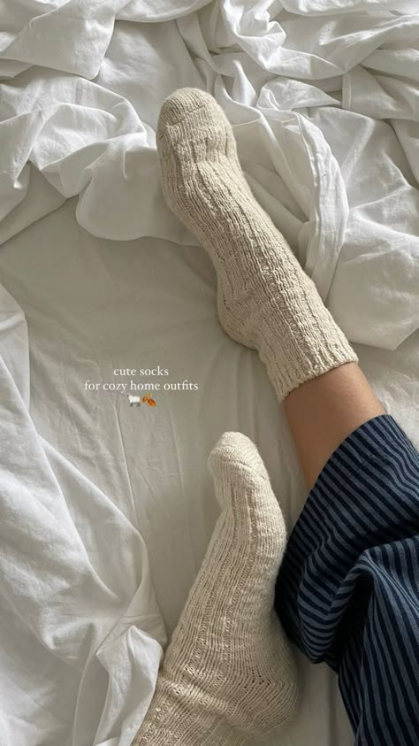 Cozy Socks Outfit, Cozy Socks Aesthetic, Slouchy Socks Outfit, Cozy Home Outfit, Socks Outfit, Socks Aesthetic, Vibe Aesthetic, Aesthetic Cozy, Sock Outfits