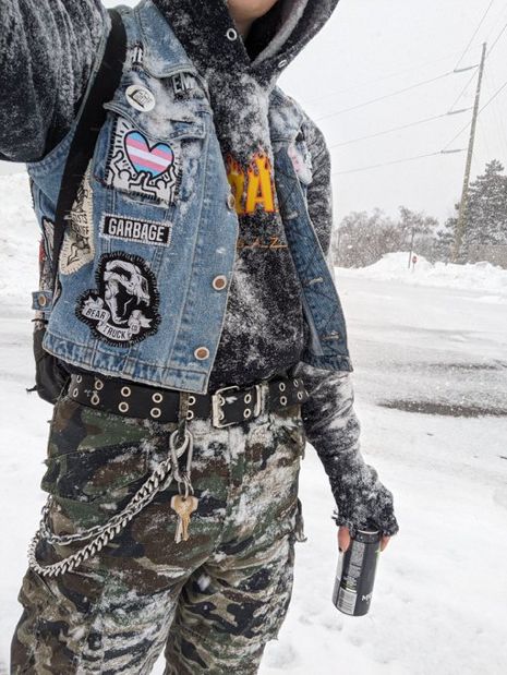 Battle Jackets Punk, Alternative Punk Fashion, Graffiti Artist Outfit, Patch Jacket Outfit, Battle Jacket Outfit, Urbex Outfit, Battle Vest Outfit, Punk Fashion Runway, Crust Vest