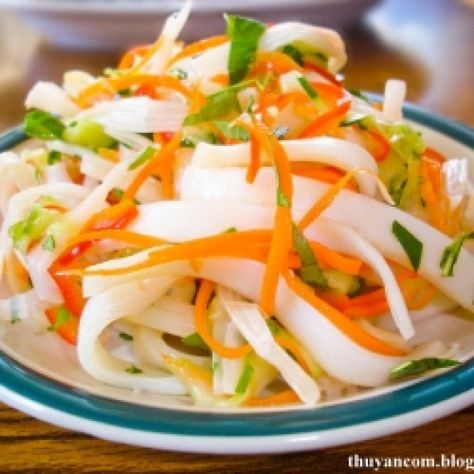 Goi Ngo Sen. Vietnamese lotus root salad #healthy #salad #recipes Root Salad, Lotus Root, Salad Healthy, Vietnamese Food, Asian Foods, Healthy Salad, Gifts For Coffee Lovers, Vietnamese Recipes, Calamari