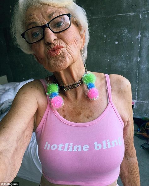 Bring on the grey hair and wrinkles. Baddie Winkle, Grandma Fashion, Instagram Baddie, Advanced Style, Aging Gracefully, Miley Cyrus, Bored Panda, Selfies, Style Icons