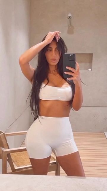 Kardashian Videos (fanpage) on Instagram: "Kim is gorgeous! love this haircut on her 🤍" Kim Kardashian Hips, Kim Kardashian Long Hair, Kim Kardashian Home, Khloe Kardashian Tristan Thompson, Khloe Kardashian And Tristan, Dream Kardashian, Kim Kadarshian, Cut Bangs, Kim Kardashian Hair