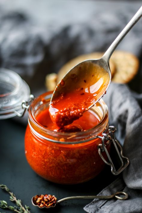 Homemade Harissa, Harissa Recipes, Red Chile Sauce, Sauce Bolognaise, Chili Sauce Recipe, Red Chili Sauce, Recipes With Enchilada Sauce, Red Enchiladas, Harissa Paste