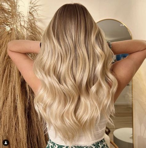 Root Smudge, Warm Blonde Hair, Blonde Hair Goals, Blonde Hair With Roots, Ice Blonde Hair, Summer Blonde Hair, World Hair, Hair Color Options, Dyed Blonde Hair