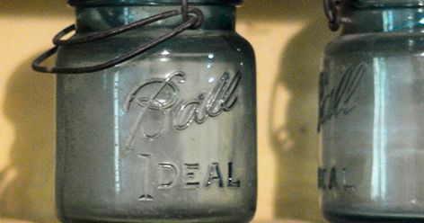 If You See This Logo on Your Mason Jar, This Is What It Means Reuse Bottles, Ball Canning Jars, Mason Jar Design, Colored Mason Jars, Vintage Mason Jars, Blue Mason Jars, Relish Trays, Ball Mason Jars, Black Licorice