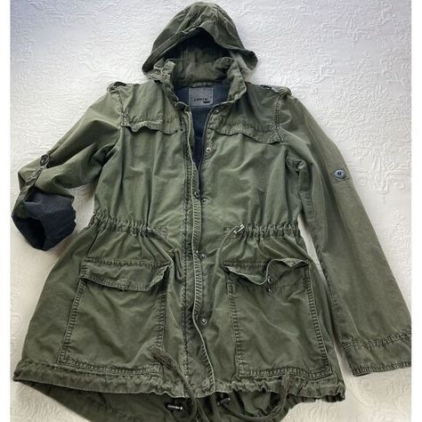 Levis Army Jacket Women S Green Military Hood Cargo Utility Y2K Street Canvas Army Jacket Women, Utility Fashion, Rugged Aesthetic, Military Chic, Canvas Jacket, Y2k Era, Army Jacket, Urban Looks, Chore Jacket