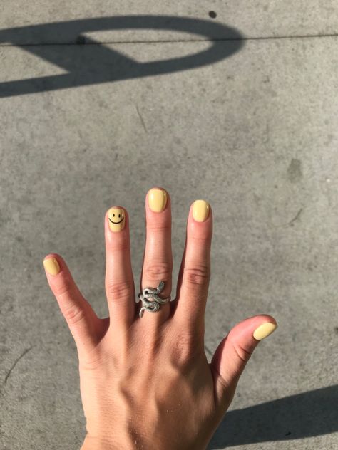 Yellow Nail Polish Ideas, Nail Art Smile, Yellow Nails Smiley Face, Smiley Face Gel Nails, Happy Face Nails Art, Yellow Smiley Nails, Uñas Happy Face, Yellow Smiley Face Nails, Smile Nails Design