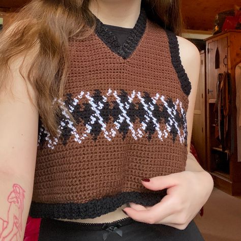 Crochet Argyle Sweater Vest, Crochet Argyle Vest, Light Academia Crochet, Crochet Argyle Sweater, Dark Academia Crochet Ideas, Dark Academia Crochet Pattern, Dark Academia Knitting Pattern, Brown Crochet Projects, Crochet Dark Academia