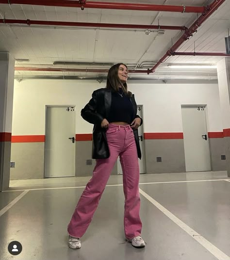 Pink Jeans Outfit, Pink Pants Outfit, Outfits Con Jeans, Pants Outfit Fall, Winter Pants Outfit, Jeans Outfit Winter, Friday Outfit, Mom Jeans Outfit, Outfit Mujer