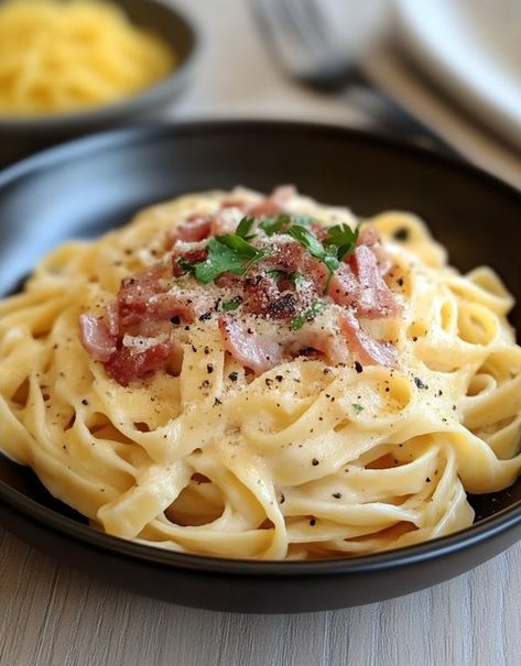 Recettes Gourmet | Tagliatelles à la carbonara | Facebook Tagliatelle Carbonara, Parmesan