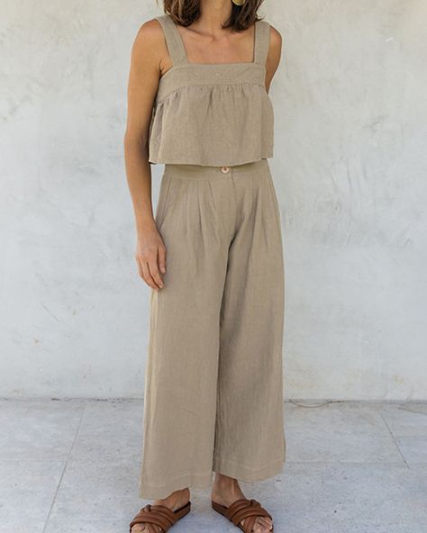 Our current favorite and you can see why 🤩🤩 plus it’s only $33 for the whole set! Linen Pant And Top Set, Square Neck Linen Top, Linen Two Piece, Indian Summer Outfits, Linen Co Ord Set, Vietnam Tailor, Linen Set Outfit, Tailor Clothes, Vietnam Clothes