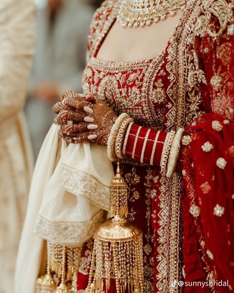 Indian Bridal Wear Red, Indian Wedding Poses, Indian Wedding Gowns, Bridal Jewellery Inspiration, Bride Photos Poses, Wedding Lehenga Designs, Wedding Dresses Princess Ballgown, Punjabi Bride, Pakistani Wedding Outfits