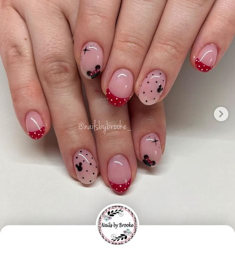 Disney French Manicure Nails, Subtle Minnie Mouse Nails, Disney Anniversary Nails, Mickey And Minnie Christmas Nails, Mickey Mouse Birthday Nails, Simple Christmas Disney Nails, Disney Almond Nails Designs, Minnie Christmas Nails, Disney Christmas Nails Short