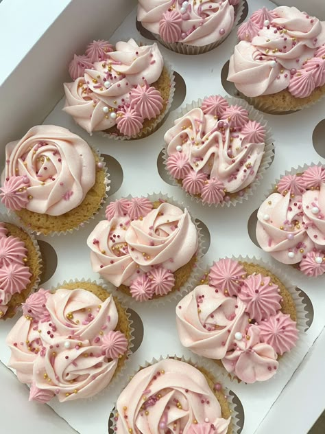 Birthday Cupcakes Ideas For Women, 18th Cupcakes Birthday, Pink White Cupcakes, Pink Graduation Cupcakes, Pink And Rose Gold Cupcakes, 16th Birthday Cupcakes, Pink And White Cupcakes Ideas, Pink White And Gold Cupcakes, Pink Gold Cupcakes