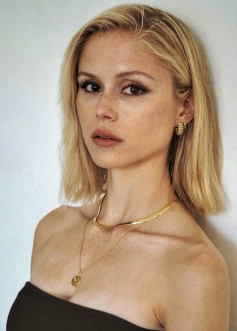 Blonde Female Actresses, Petite Blonde Woman, Satana Hellstrom, Annie January, Blonde Actress, Erin Moriarty, Movie Kisses, Ripped Women, Blonde Actresses