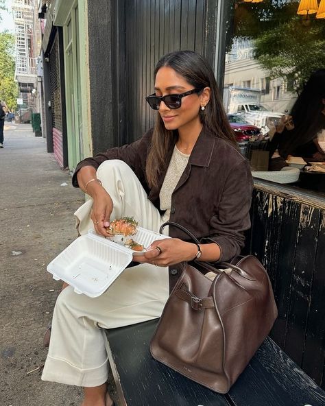 Hannah (@cocobeautea) • Instagram photos and videos Cute Office Outfits, Chic Parisian Style, Cute Professional Outfits, Elegant Classy Outfits, Casual Work Outfits Women, Chic Business Casual, Denim Jacket Outfit, Professional Outfits Women, Business Outfits Women