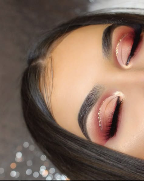 Red Eye Makeup Looks, Red Eyeshadow Makeup, Carnaval Make-up, Demon Makeup, Quinceanera Makeup, Red Eye Makeup, Makeup Tip, Eye Makeup Looks, Red Eyeshadow