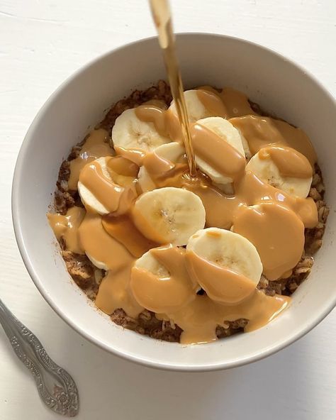 Oatmeal With Peanut Butter, Breakfast Peanut Butter, Banana And Peanut Butter, Banana Peanut Butter, Chocolate Oats, Peanut Butter Oatmeal, Peanut Butter Banana, Food Is Fuel, Pretty Food